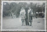 Tinere in port popular// fotografie, Romania 1900 - 1950, Portrete