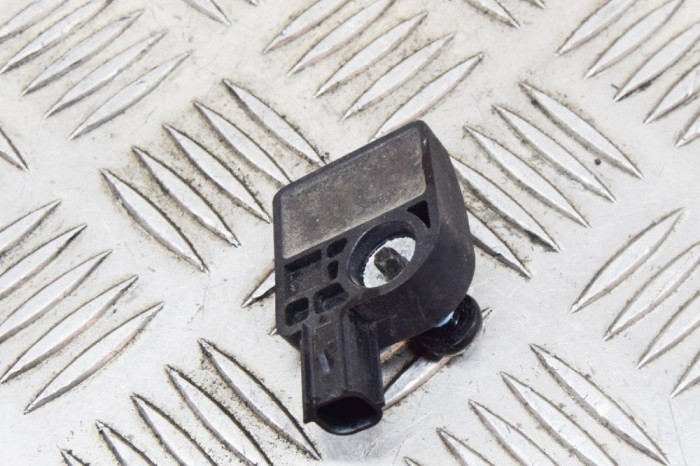Senzor de impact dreapta spate TESLA MODEL S 2014 OEM: 1005274-00-B 11611869