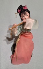 Asiatica cantand la flaut - probabil fata din Japonia - Papusa veche anii 1970, Jucarie de colectie