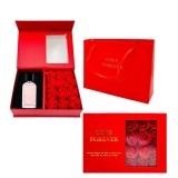 Cumpara ieftin Cutie cadou Love Forever cu 12 trandafiri de sapun si apa de toaleta Oriflame Amour Intensite pentru femei 50 ml, cadou elegant si rafinat