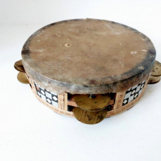 Tamburina veche asiatica, lemn cu intarsii de os si sidef, discurile cupru, 16cm