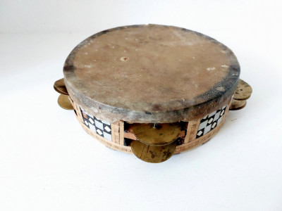 Tamburina veche asiatica, lemn cu intarsii de os si sidef, discurile cupru, 16cm foto