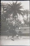 Fotografie tip Carte postala, Barbat pe banca in parc, perioada interbelica