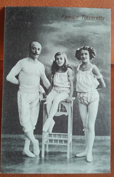 Fotografie tip carte postala, Familia Tinzeretty, perioada interbelica