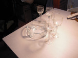 Bol din sticla cu diam. 20 cm. si 5 pahare pentru vin cu picior, gravate manual