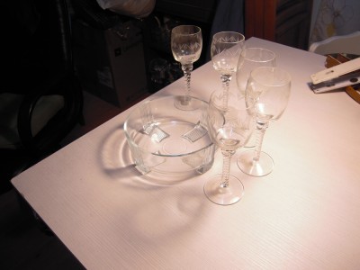 Bol din sticla cu diametrul de 20 cm. si 5 pahare pentru vin cu picior gravate manual foto