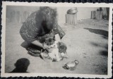 Fotografie, Femeie cu trei pui de catel, perioada interbelica