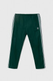 Cumpara ieftin Adidas Originals pantaloni de trening culoarea verde, cu imprimeu IP0419