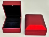 set 2 x cutie bijuterii design elegant,interior catifea, iluminare LED