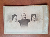 Fotografie barbat cu doua femei, pe carton, sfarsit de secol XIX