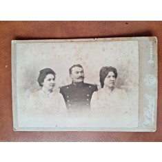 Fotografie barbat cu doua femei, pe carton, sfarsit de secol XIX