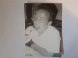 Fotografie dimensiune CP cu bărbat care măn&acirc;ncă