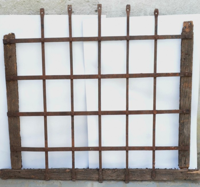 Gratii fier forjat , grilaj vechi de fereastra mediavala cu arcada circa 1800