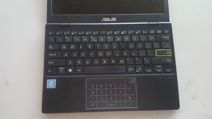 laptop ASUS L210M , defect pe incarcare , pt piese