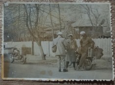 Fotografie de grup cu motociclete, Romania comunista