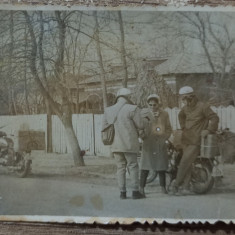 Fotografie de grup cu motociclete, Romania comunista
