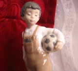 BIBELOU FIGURINA PORTELAN NAO DAISA 1988 VALENCIA SPANIA BAIAT CU MINGE DE FOTBAL 19 CM