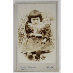 FOTOGRAF KARL HAUSER , REISACH , FETITA PE SCAUNEL , FOTOGRAFIE C.D.V. , CCA. 1900
