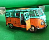 Dubiță Volswagen Transporter T1 plastic, ușile laterale si portbagaj se deschid,10.5 cm /4cm /h 5 cm m&acirc;zgălită cu tempera Vama Veche sau Scooby-Doo W