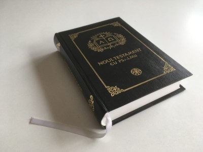 NOUL TESTAMENT CU PSALMII 2002 TIPARIT CU APROBAREA SF. SINOD SUB INDRUMAREA PF TEOCTIST/ COLABORATOR BARTOLOMEU ANANIA, FORMAT 15 x 10,5 CM. foto