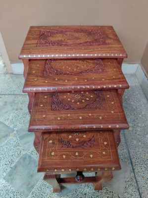 Superb set de 4 măsuțe din lemn de trandafir și inserții din alama ș cu o deosebită sculptura ,stare excelentă . foto