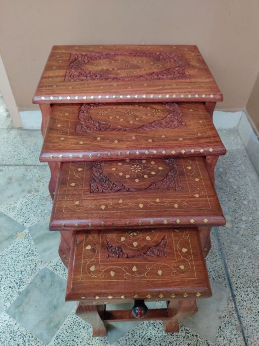 Superb set de 4 măsuțe din lemn de trandafir și inserții din alama ș cu o deosebită sculptura ,stare excelentă .
