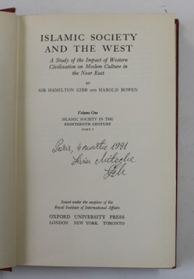 ISLAMIC SOCIETY AND THE WEST by SIR HAMILTON GIBB and HAROLD BOWEN , 1957 foto