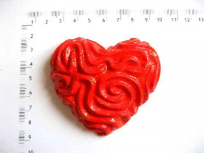 Magnet frigider sub forma de inima, magnet cu inima rosie cu striatii 17981 foto