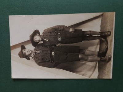 fotografie atelier fotografic FABIAN DE FELSO -Timisoara , Regatul Romaniei .Tineri in costume premilitare .Dimensiuni 16 cm x 11cm foto