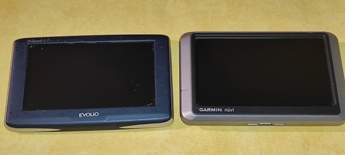 2 gps navigatie GARMIN NUVI EVOLIO HI SPEED 4.3 nu stiu daca sunt functionale se vind fara incarcatoare