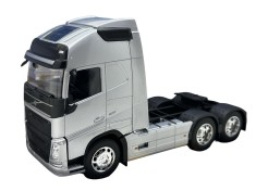 Macheta Cap tractor Volvo 1:32 V6 6x4 argintiu !!!Atentie oglinda stanga rupta!!!