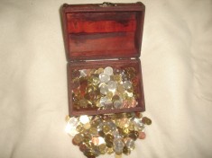 CUFAR CU APROXIMATIV 300 MONEDE ROMANESTI DE 10 BANI,5BANI SI 1 BAN foto