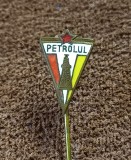 Insigna (model vechi anii`60) fotbal - PETROLUL PLOIESTI (varianta 2)