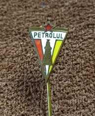 Insigna (model vechi anii`60) fotbal - PETROLUL PLOIESTI (varianta 2)
