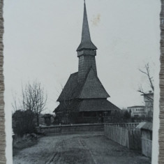 Biserica maramuresana din lemn cu troita, perioada interbelica// foto