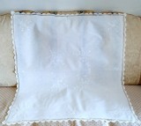 Fata de masa Vintage din bumbac cu broderie manuala florala, bordura croset.