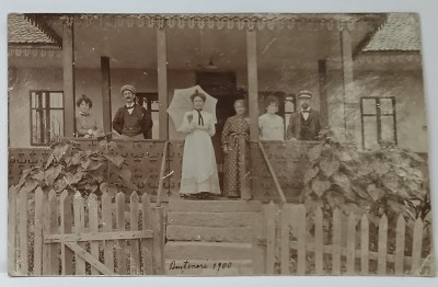 BUSTENARI , FAMILIE IN PRIDVORUL CASEI , FOTOGRAFIE TIP CARTE POSTALA , DATATA 1900 foto