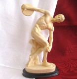BIBELOU FIGURINA ALABASTRU ITALIA SEMNAT A. SANTINI - DISCOLBOLUL ARUNCATORUL DE DISC 21 CM