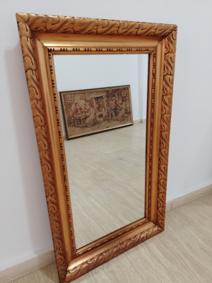 Oglinda superbă cu rama din lemn foto