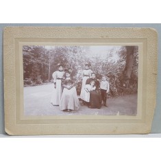 BADEN - WURTTEMBERG , GERMANIA , DOAMNE CU DOI COPII IN PARCUL BADENWEILER , FOTOGRAFIE MONOCROMA, PE PASPARTU DE CARTON , DATATA 1895 , COLTURILE DI