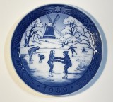 Farfurie portelan danez ROYAL COPENHAGEN, anul 1989, Jocuri de iarna la castel - Vechiul iaz de patinatie, Farfurii