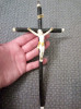 Cruce din lemn cu Isus din portelan