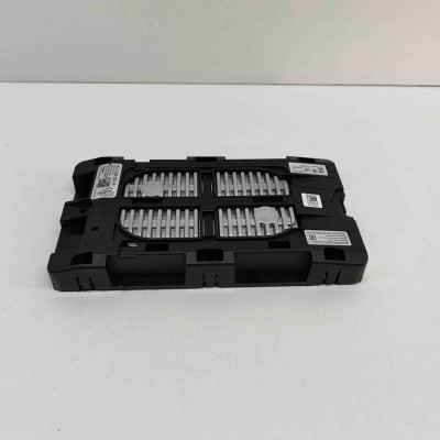 Amplificator de antena PORSCHE Taycan 2021 OEM: 9J1035504B,9J1.035.504.B,4774A-19300,RK7193-00,10R-058802 foto