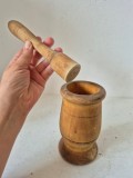 # Mojar vechi din lemn cu pistil &ndash; Piuliță tradițională țărănească, Zdrobitor usturoi / condimente, rom&acirc;nesc, &Icirc;nălțime 13cm