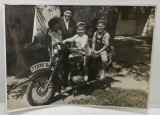 DOI COPII PE O MOTOCICLETA &#039; SIMSON &#039; , CU NUMARUL . 77379 Tms , IN CURTEA CASEI , FOTOGRAFIE , ANII &#039; 50 - &#039; 60