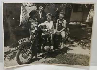 DOI COPII PE O MOTOCICLETA &amp;#039; SIMSON &amp;#039; , CU NUMARUL . 77379 Tms , IN CURTEA CASEI , FOTOGRAFIE , ANII &amp;#039; 50 - &amp;#039; 60 foto