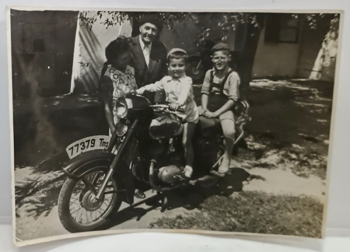 DOI COPII PE O MOTOCICLETA &#039; SIMSON &#039; , CU NUMARUL . 77379 Tms , IN CURTEA CASEI , FOTOGRAFIE , ANII &#039; 50 - &#039; 60