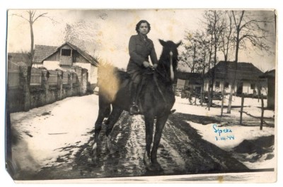AD 1450 C.P.VECHE -TANARA IN TINUTA DE EPOCA- CALARE PE CAL-SPEIA 1944 BASARABIA foto