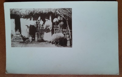 Carte postala, Femei la tara, in costume populare, perioada interbelica foto