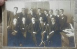 Fotografie de grup in birou, harta Romania mare in fundal// tip CP